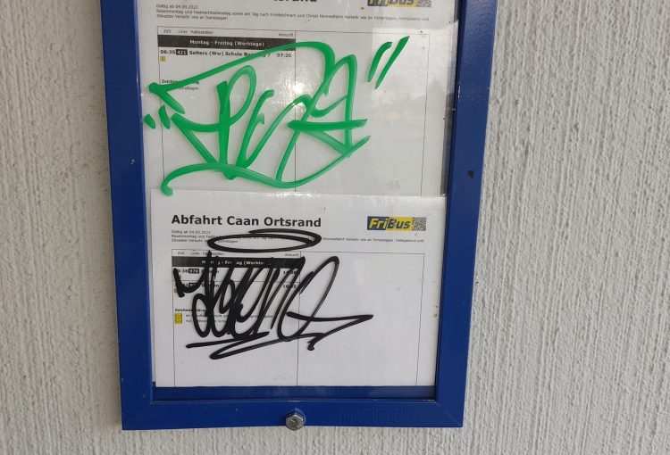 Graffitischmierereien an Caaner Bushaltestelle